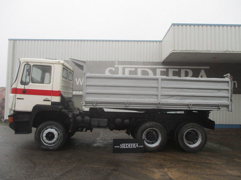 Kipper vrachtwagen MAN 26 322 ZF Manual , 6x4 , 3 way tipper , Spring suspension