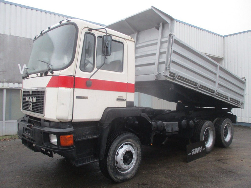 Kipper vrachtwagen MAN 26 322 ZF Manual , 6x4 , 3 way tipper , Spring suspension