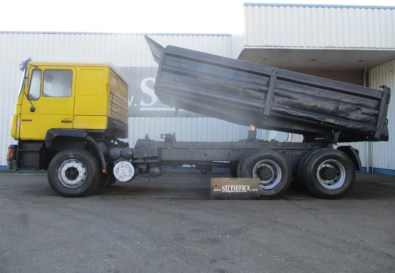 Kipper vrachtwagen MAN 26.402 6x4 , ZF Manual , Retarder , 3 Way tipper , Spring suspension