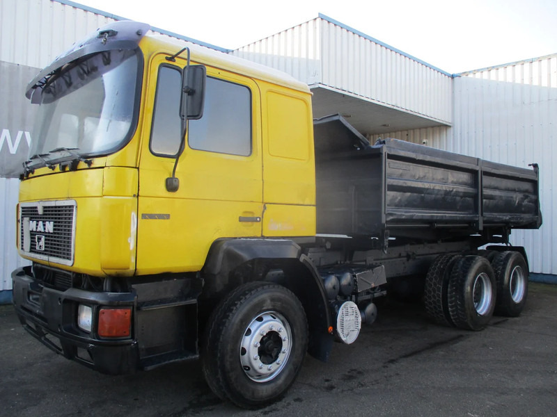 Kipper vrachtwagen MAN 26.402 6x4 , ZF Manual , Retarder , 3 Way tipper , Spring suspension