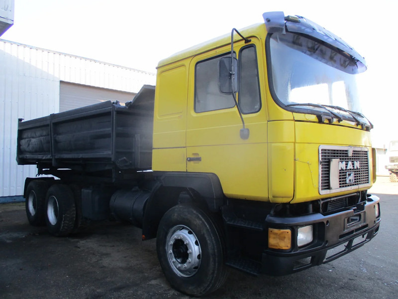 Kipper vrachtwagen MAN 26.402 6x4 , ZF Manual , Retarder , 3 Way tipper , Spring suspension