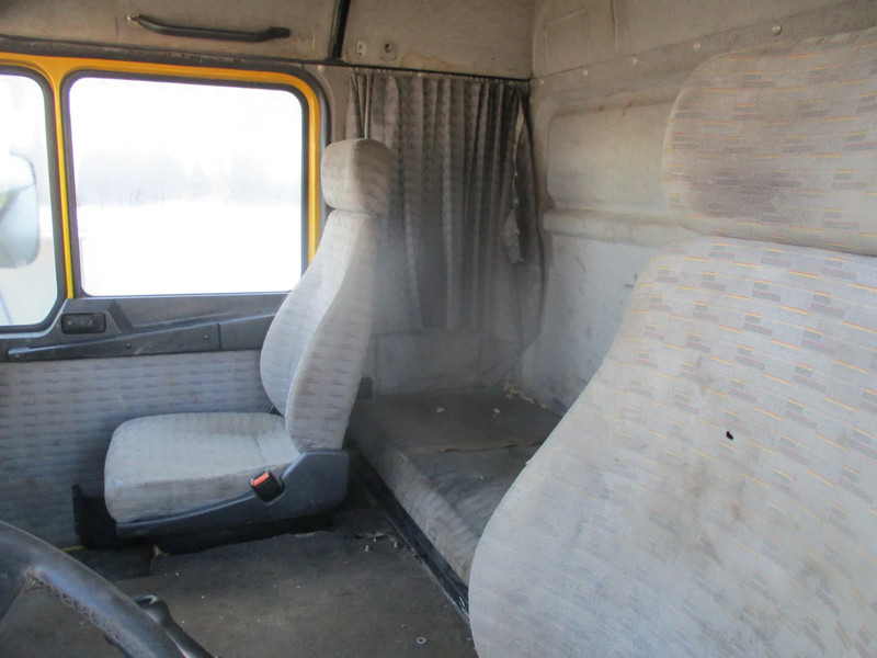 Kipper vrachtwagen MAN 26.402 6x4 , ZF Manual , Retarder , 3 Way tipper , Spring suspension