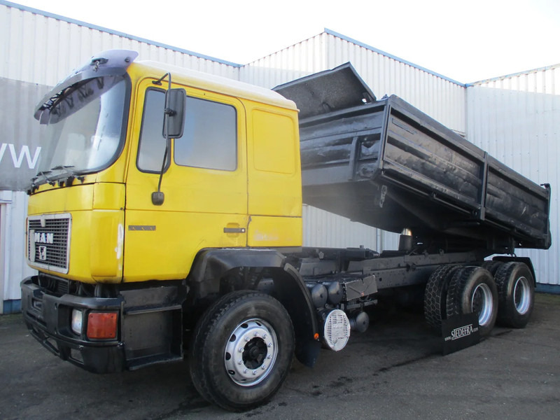 Kipper vrachtwagen MAN 26.402 6x4 , ZF Manual , Retarder , 3 Way tipper , Spring suspension