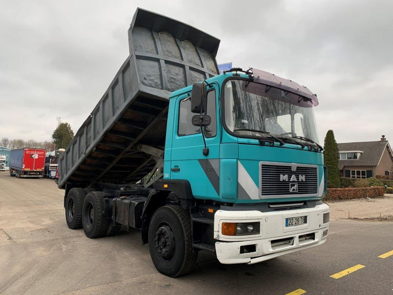Kipper vrachtwagen MAN 33.372 6X4 KIPPER MANUAL ZF GEARBOX