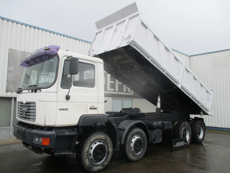 Kipper vrachtwagen MAN 35-364 , Manual , 8x4 , 3 way tipper , Spring suspension