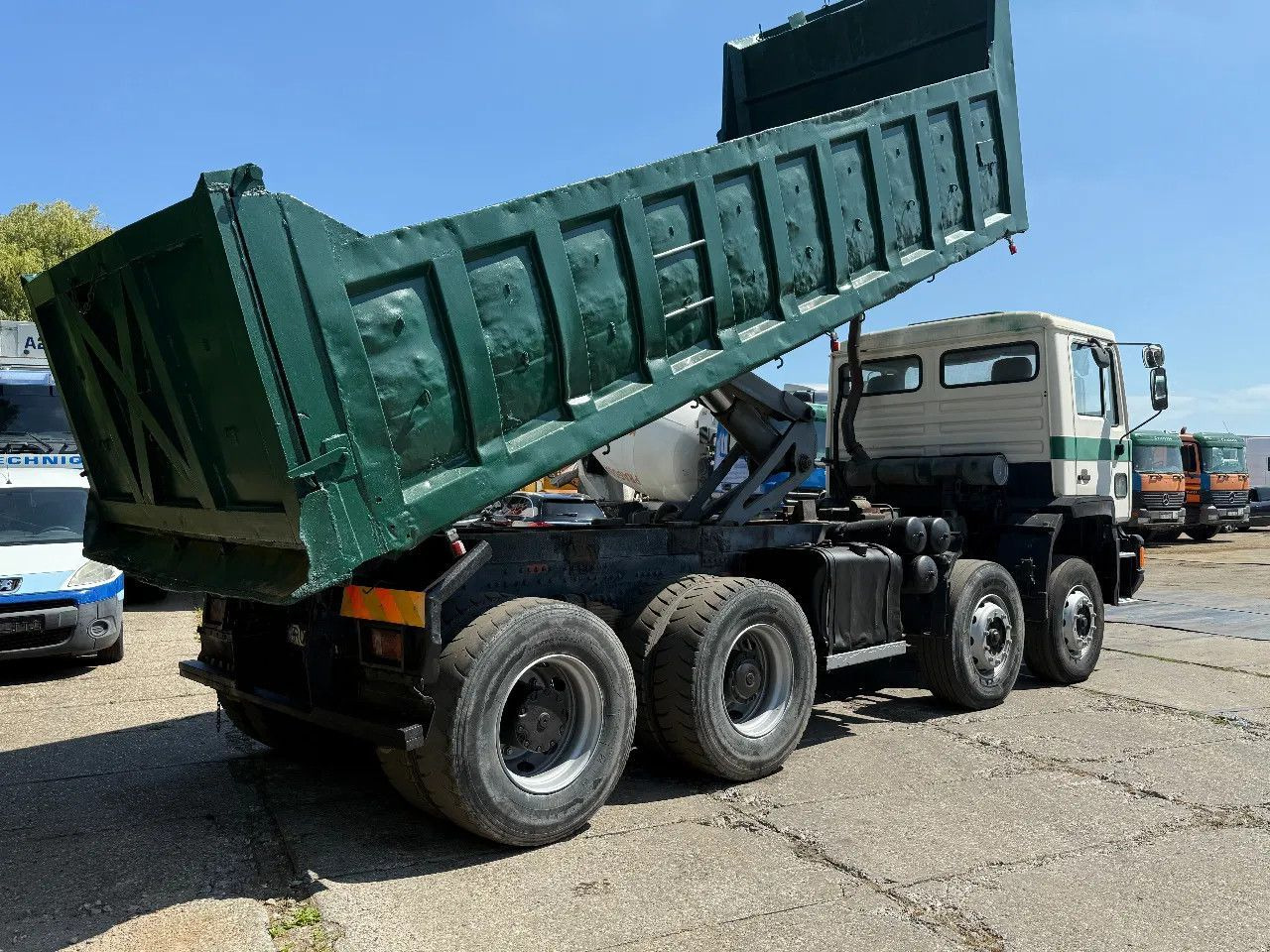 Kipper vrachtwagen MAN 35.372 8X4 Tipper Spring/Spring ZF Manual Gear E
