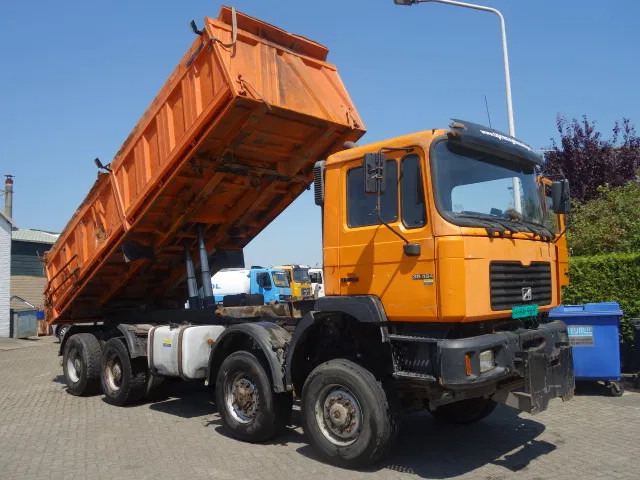 Kipper vrachtwagen MAN 35-464 8x8 meiller kipper manual diesel pomp