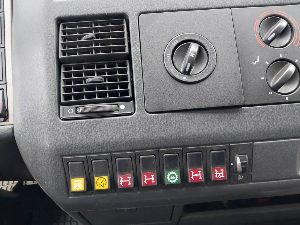 Kipper vrachtwagen MAN LE 8.220 4x4 / Kran