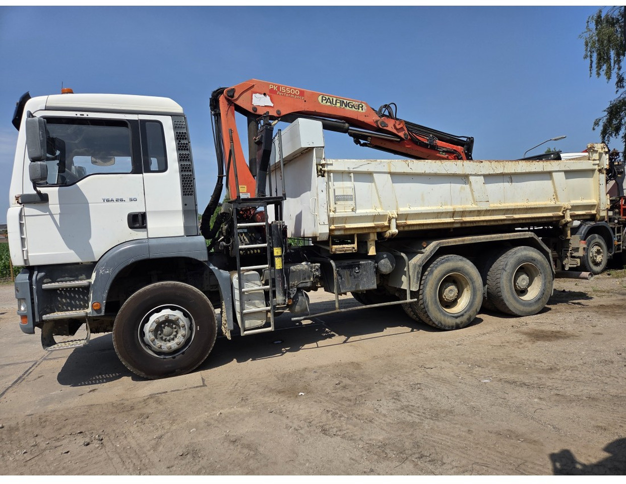 Kipper vrachtwagen MAN TGA 26.350 6X4 BORDMATIC TIPPER CRANE PALFINGER PK15500