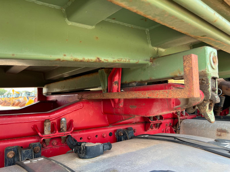 Kipper vrachtwagen MAN TGA 26.480 6x4 tipper + HMF crane