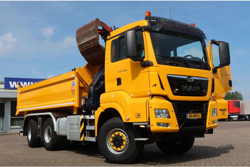 Kipper vrachtwagen MAN TGS 33.420 2 Zijdige kipper + Kraan 6x6 Stuur as