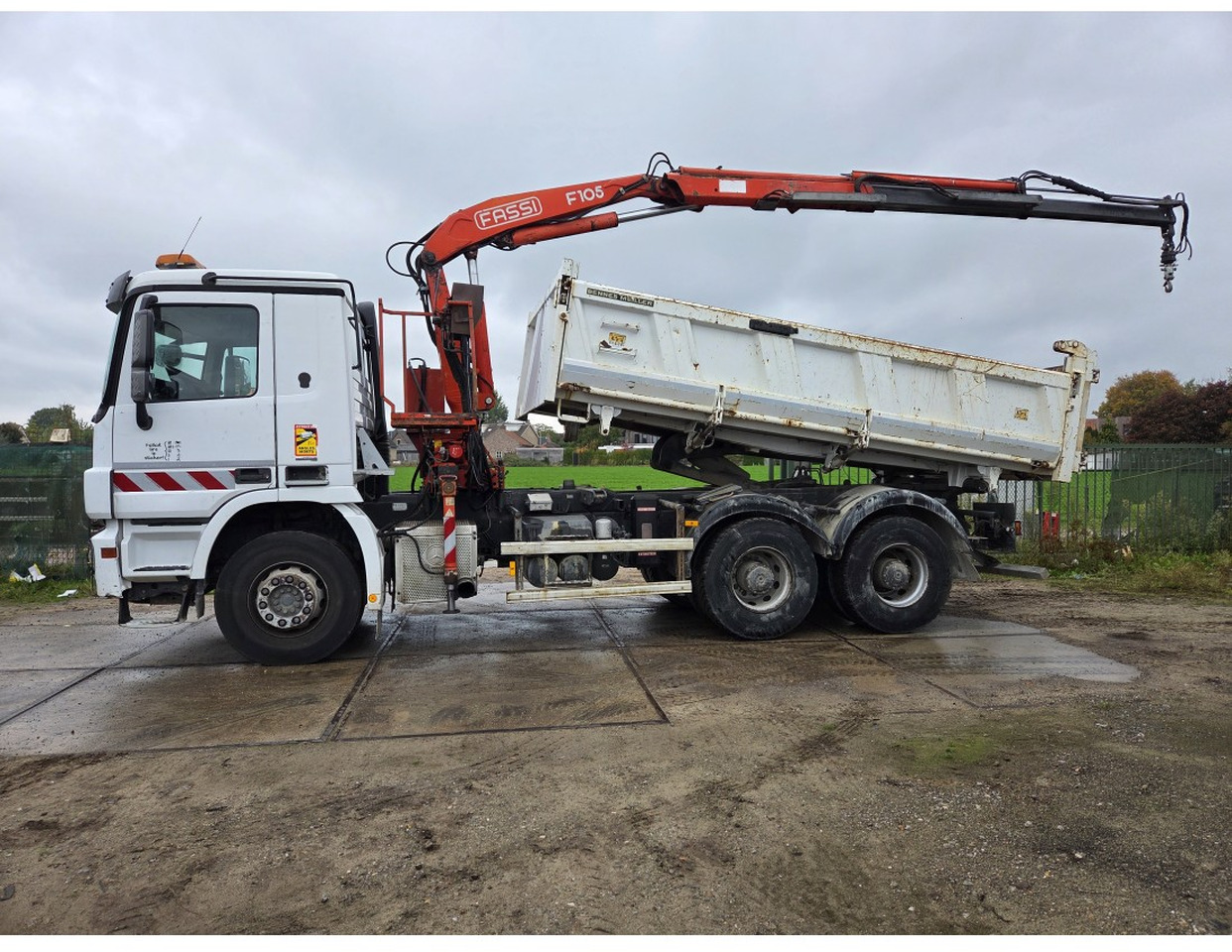 Kipper vrachtwagen MERCEDESA CTROS 3341 6X4 TIPPER CRANE FASSI F105