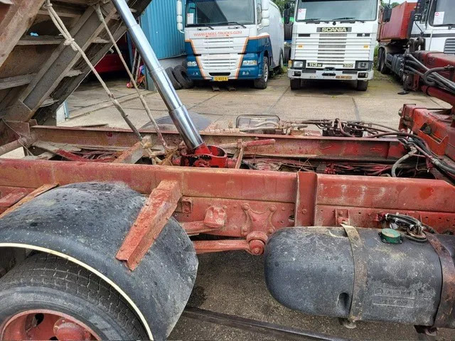 Kipper vrachtwagen Mercedes-Benz 1117 K (6-CILINDER) KIPPER WITH FERRARI CRANE (FULL STEEL SUSPENSION / MANUAL GEARBOX / P.T.O.)