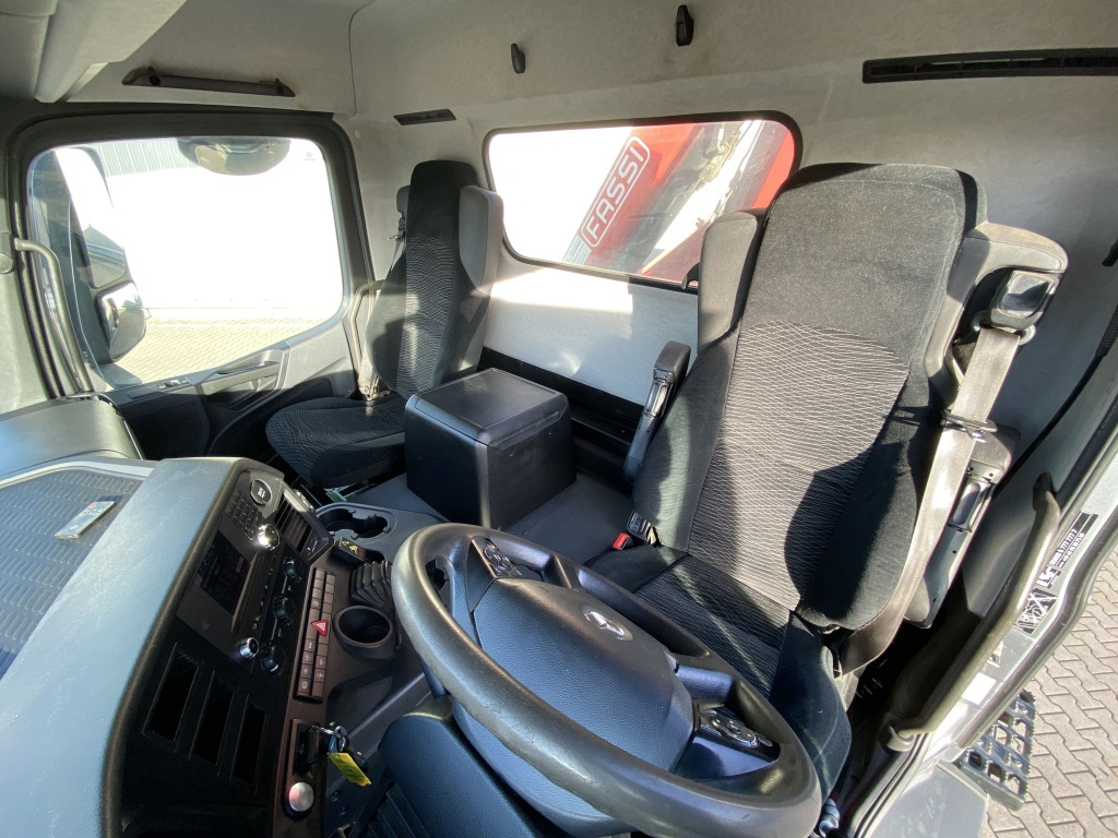 Kipper vrachtwagen Mercedes-Benz 1832 4x2 / Fassi Kran