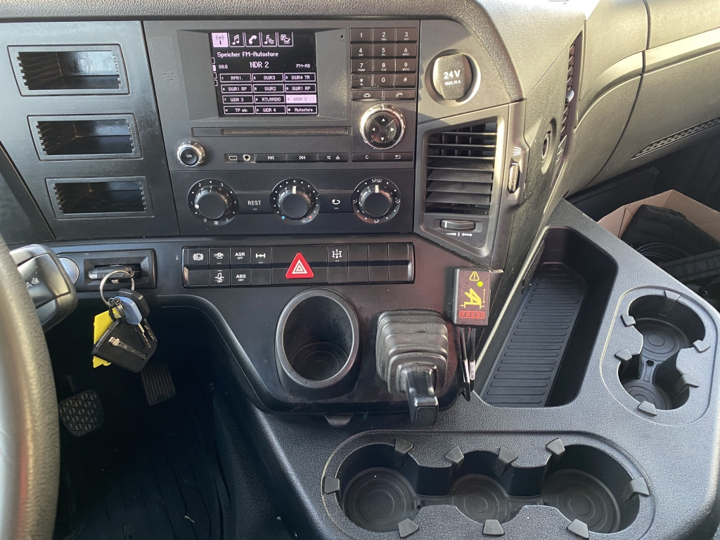 Kipper vrachtwagen Mercedes-Benz 1832 4x2 / Fassi Kran