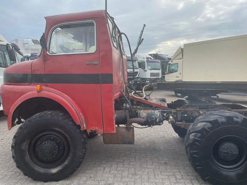 Kipper vrachtwagen Mercedes-Benz 813 + Manual + Kipper + 4x4
