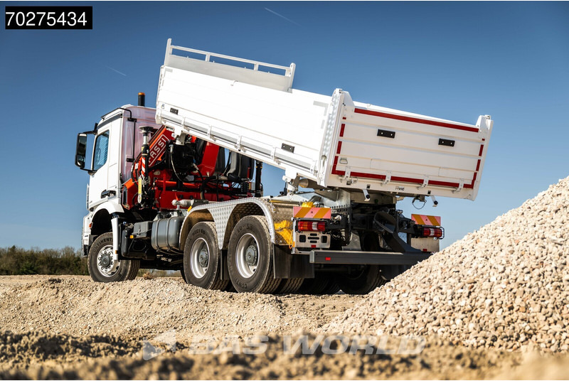 Kipper vrachtwagen Mercedes-Benz Arocs 3348 6X6 Fassi F255A.2.24 xe-dynamic Kran Dreiseitenkipper Navi Euro 6