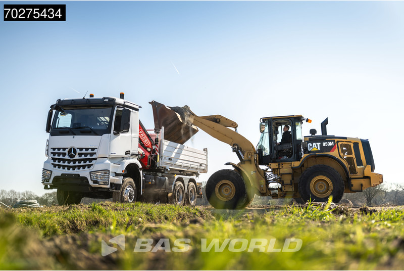 Kipper vrachtwagen Mercedes-Benz Arocs 3348 6X6 Fassi F255A.2.24 xe-dynamic Kran Dreiseitenkipper Navi Euro 6