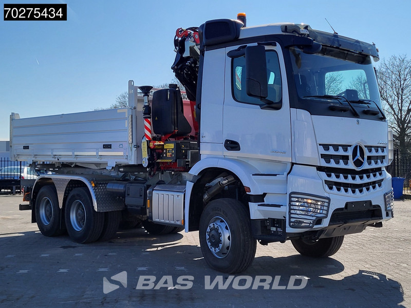 Kipper vrachtwagen Mercedes-Benz Arocs 3348 6X6 NEW Fassi F255A.2.24 Kran Crane 3-way tipper Navi Euro 6