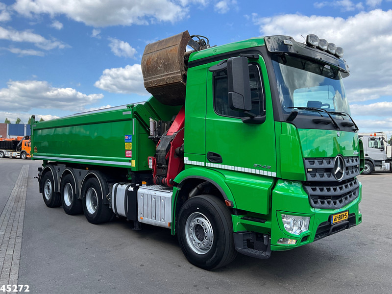 Kipper vrachtwagen Mercedes-Benz Arocs 3743 8x4 Euro 6 HMF 19 Tonmeter Elektrisch/Hydraulisch aangedreven Z-kraan
