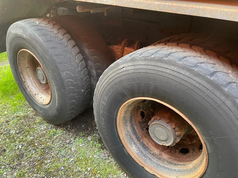 Kipper vrachtwagen Renault Kerax 370 DCI