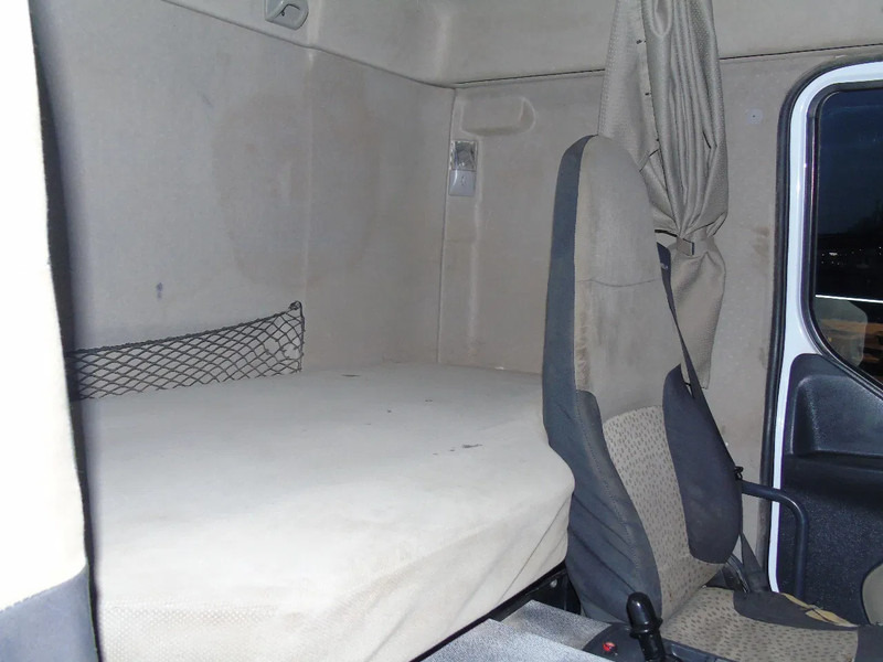 Kipper vrachtwagen Renault Kerax 410DXI + 8X4 + MANUAL + SPRING