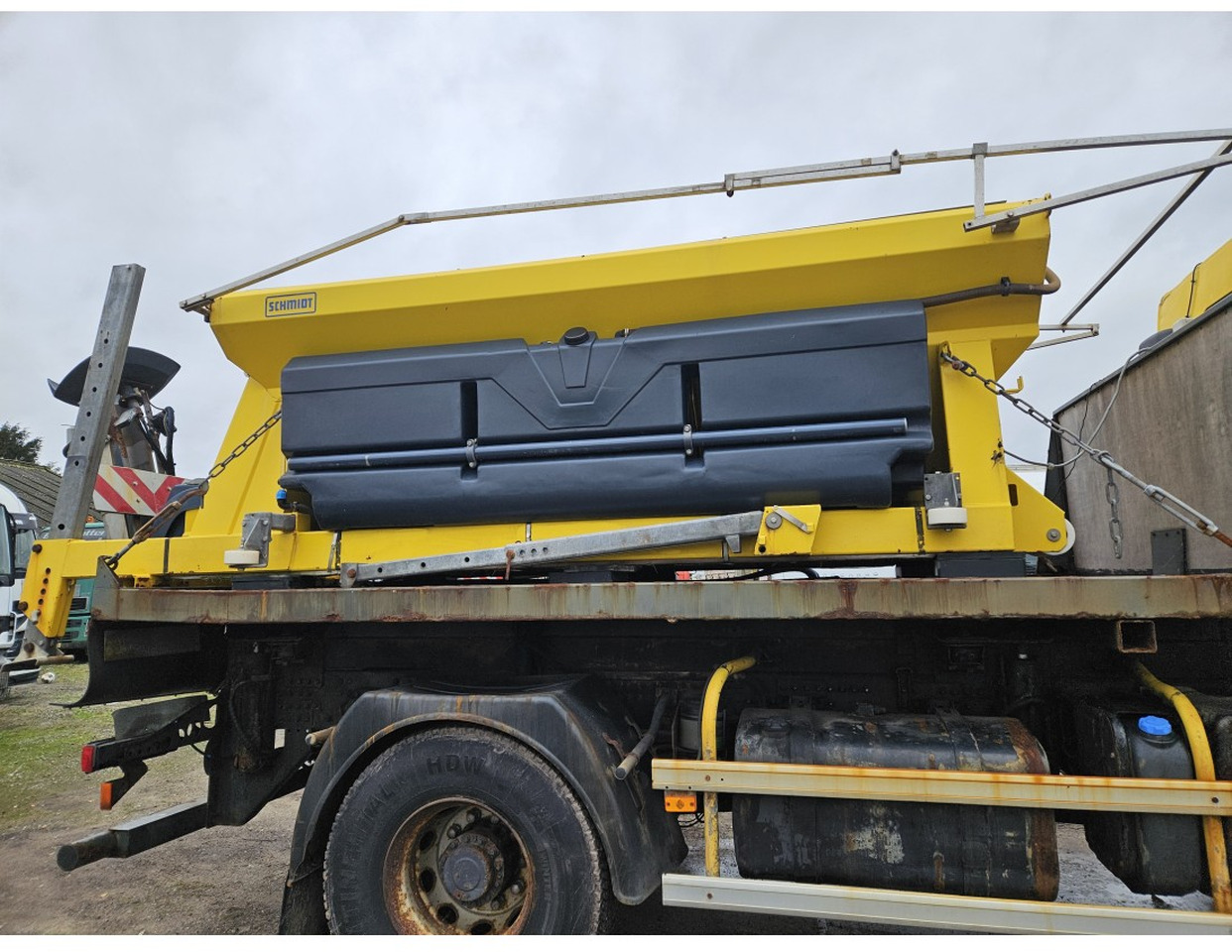 Kipper vrachtwagen Renault Kerax 450 4x4 Salt spreader Gritter