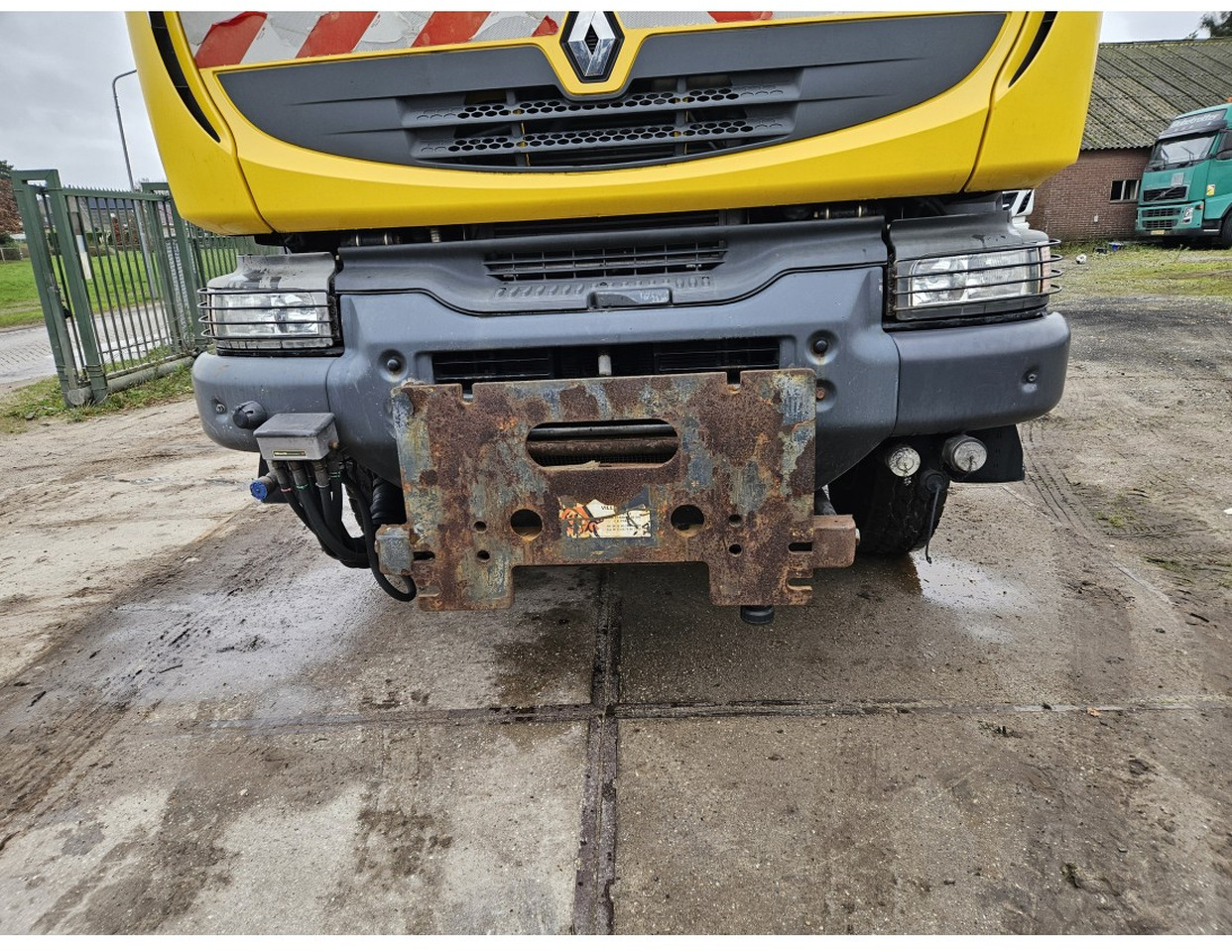 Kipper vrachtwagen Renault Kerax 450 4x4 Salt spreader Gritter