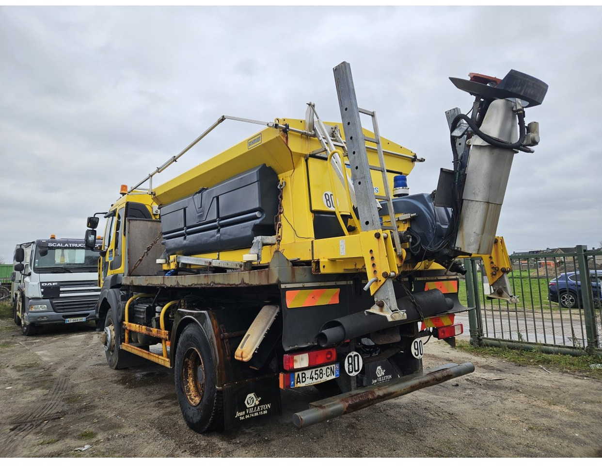 Kipper vrachtwagen Renault Kerax 450 4x4 Salt spreader Gritter