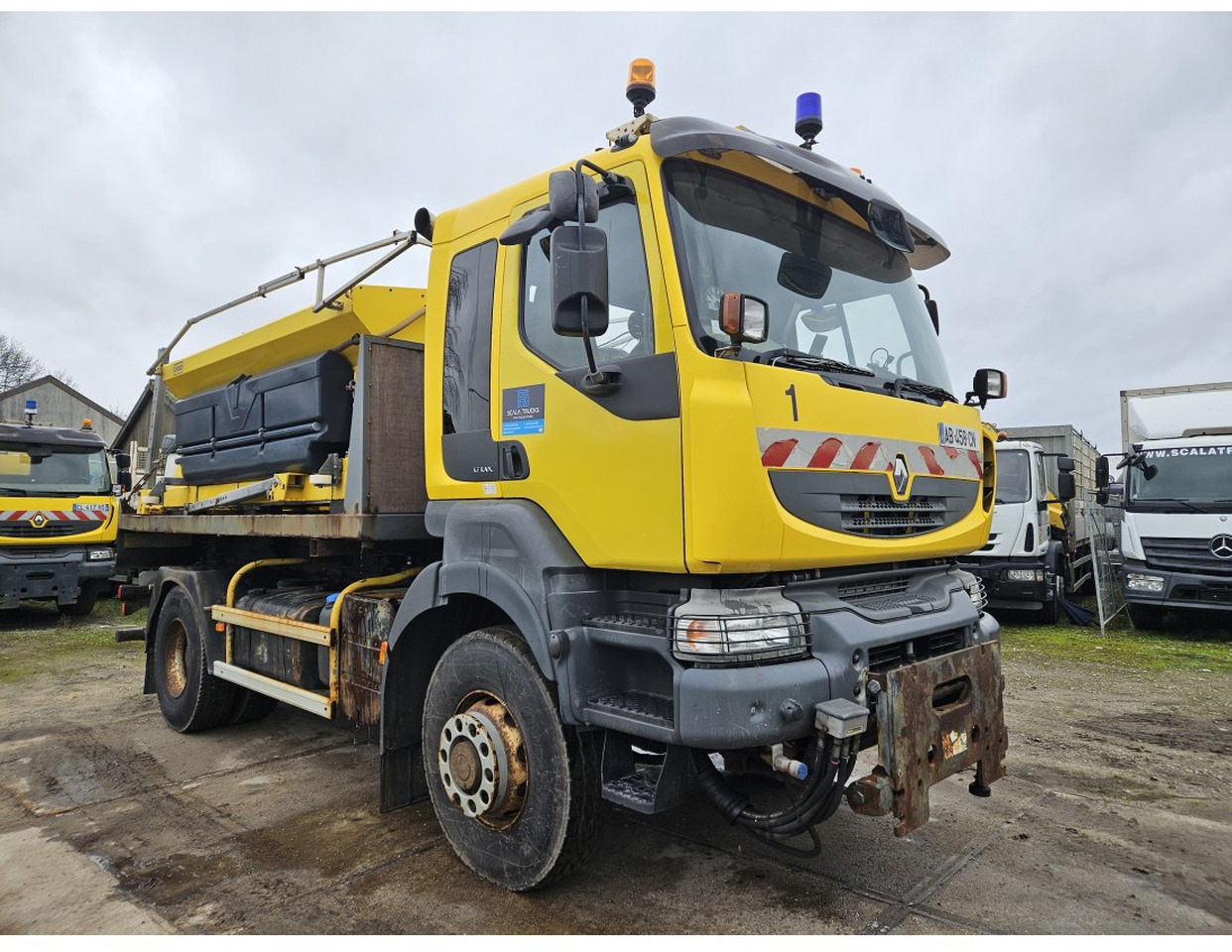 Kipper vrachtwagen Renault Kerax 450 4x4 Salt spreader Gritter