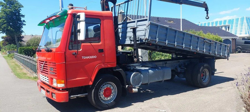 Kipper vrachtwagen Volvo FL 10.320 4x2 Kipper Crane Steel Suspension