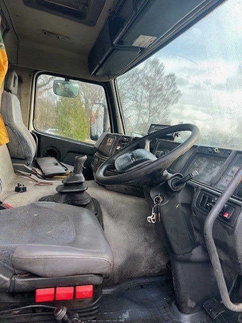 Kipper vrachtwagen Volvo FM 12 FM12 8x4 Right Hand Drive