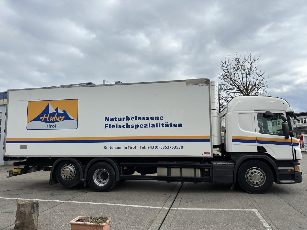 Koelwagen vrachtwagen Scania P410 6x2 Fleisch LKW Rohrbahnen Vector 1550