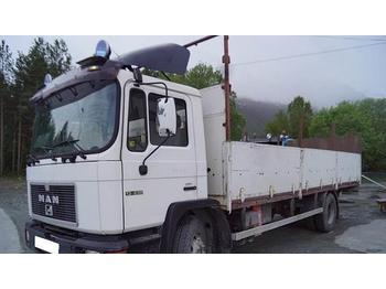 Vrachtwagen met open laadbak MAN 13.232 planbil i god stand: afbeelding 1
