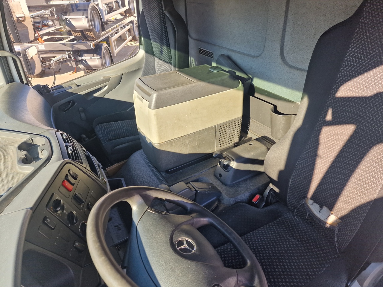Vrachtwagen met open laadbak Mercedes Benz Atego 1524 *Bär lifting plattform: afbeelding 9
