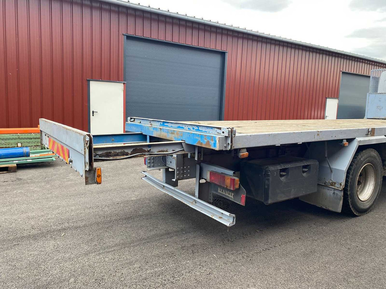 Vrachtwagen RENAULT 220 CDI FLATBED TRUCK