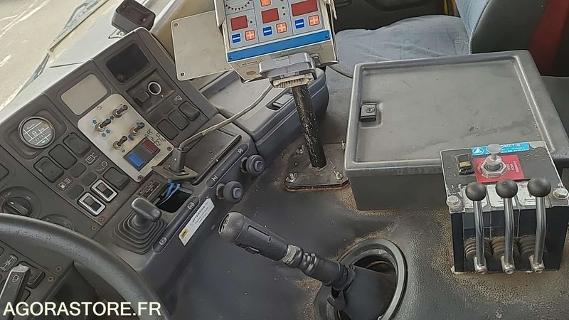 Vrachtwagen SCANIA 93H 220 - 1996 - 301040 KM