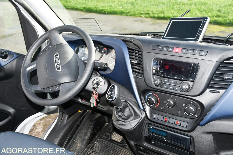 Vrachtwagen VEHICULE EVENEMENTIEL - CAMION PODIUM IVECO DAILY 6000 kms 2018