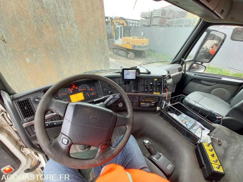 Vrachtwagen VOLVO FM9 - 26T BRAS - 2005 /  521 000 KM - EN720PT (BARA - R51298)