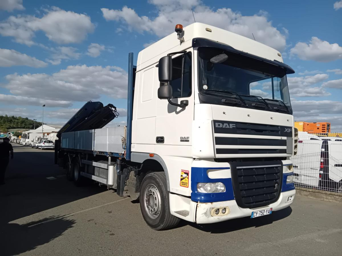 Vrachtwagen met open laadbak DAF XF105 460