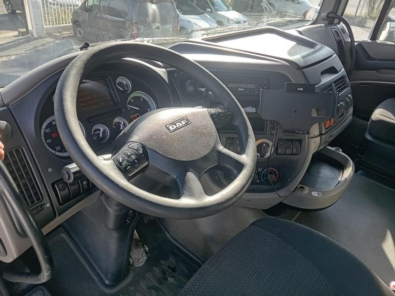 Vrachtwagen met open laadbak DAF XF105 460