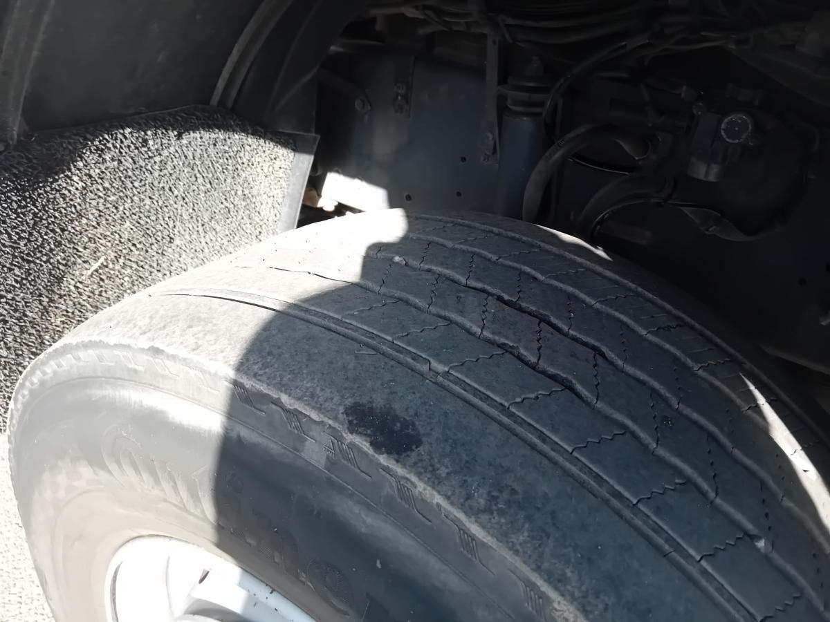 Vrachtwagen met open laadbak DAF XF105 460