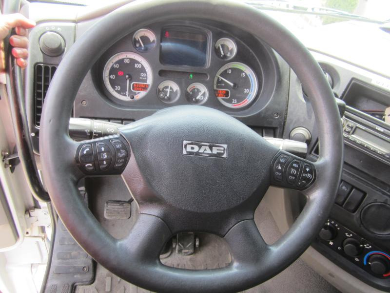 Vrachtwagen met open laadbak DAF XF105 460