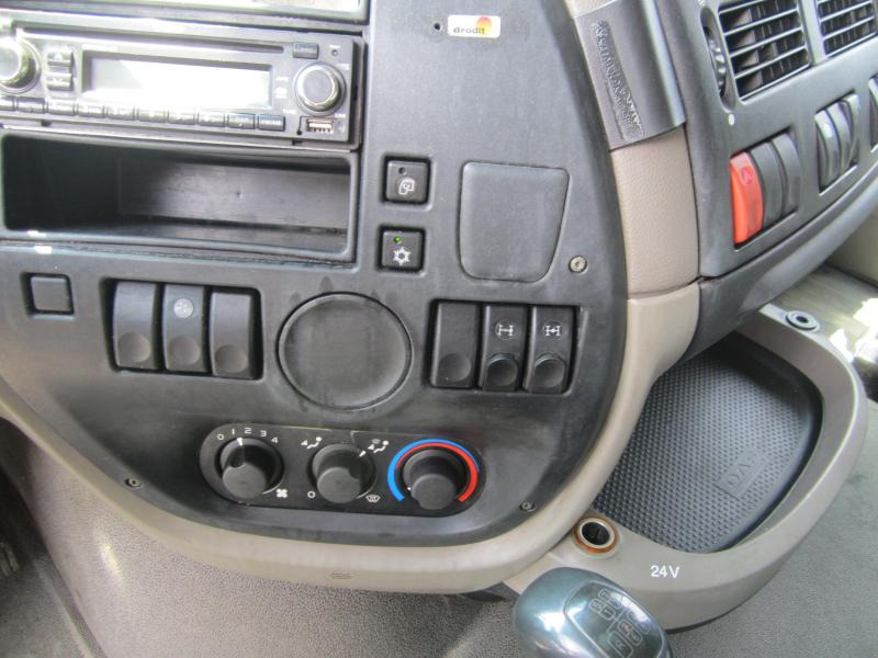 Vrachtwagen met open laadbak DAF XF105 460