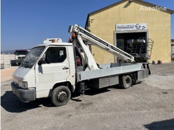 Vrachtwagen met open laadbak NISSAN