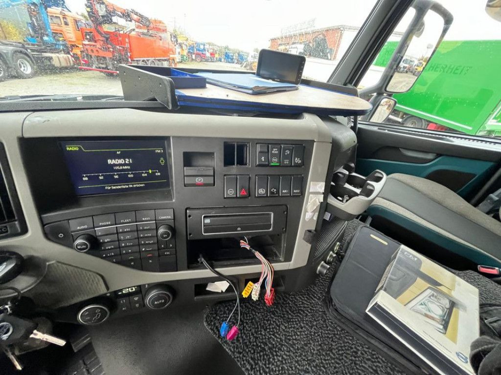 Vrachtwagen met open laadbak Volvo FM 420 6x2 Pritsche Heckkran 27m/t,Funk,Jib ,E6