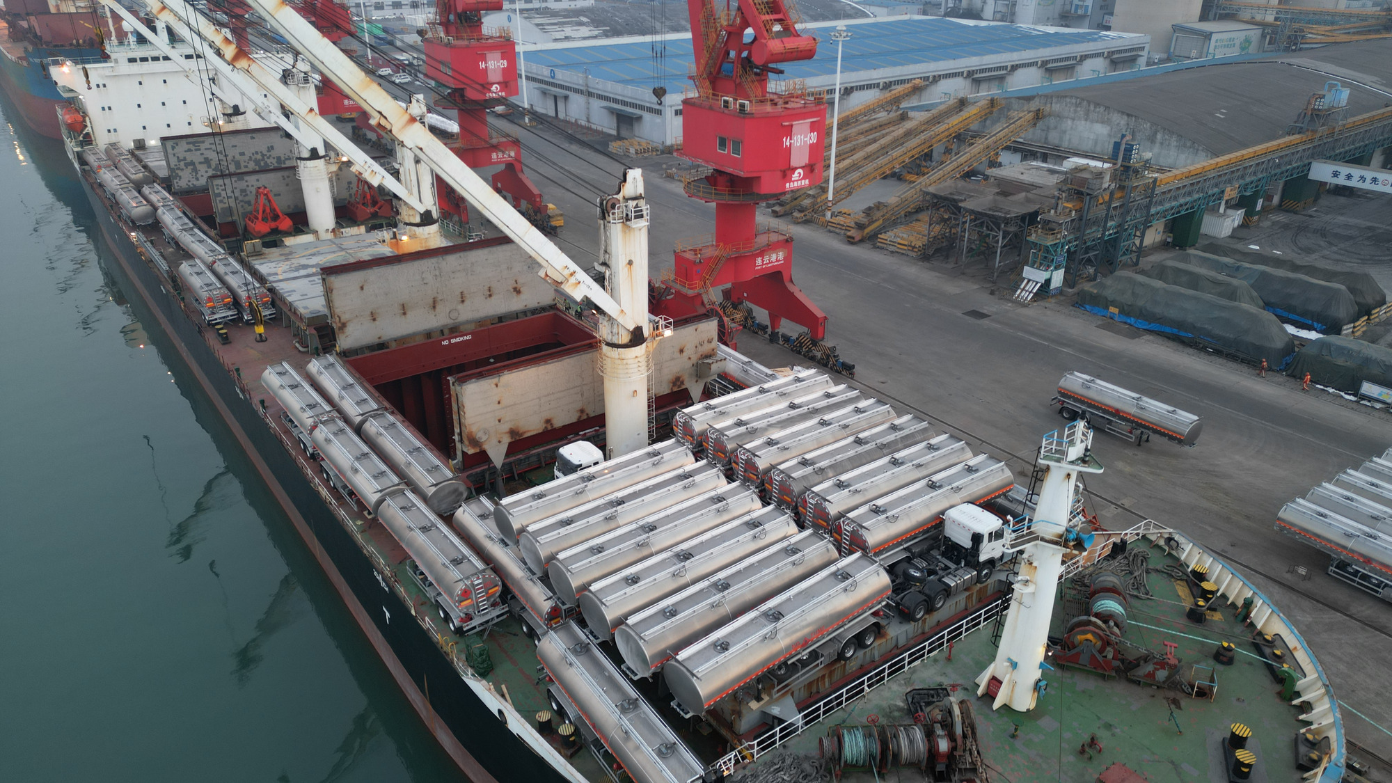 Qingdao Higher Weight Trade Co. LTD - Vrachtwagens SINOTRUK - Jaar: 2022, Euro 3 undefined: afbeelding 2