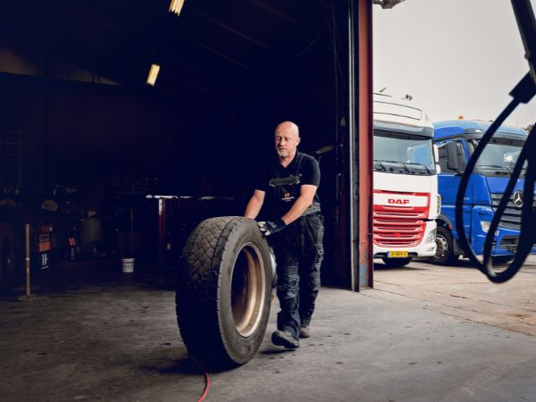 Hesselink Trucks B.V. - Bedrijfswagens IVECO - versnellingsbak: manuele, airconditioner undefined: afbeelding 4