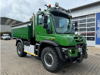 Kipper vrachtwagen UNIMOG