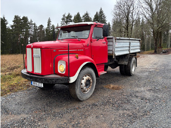 Vrachtwagen met open laadbak SCANIA